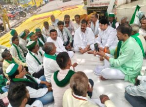 चकबंदी विभाग के खिलाफ किसानों का उग्र प्रदर्शन, लखनऊ